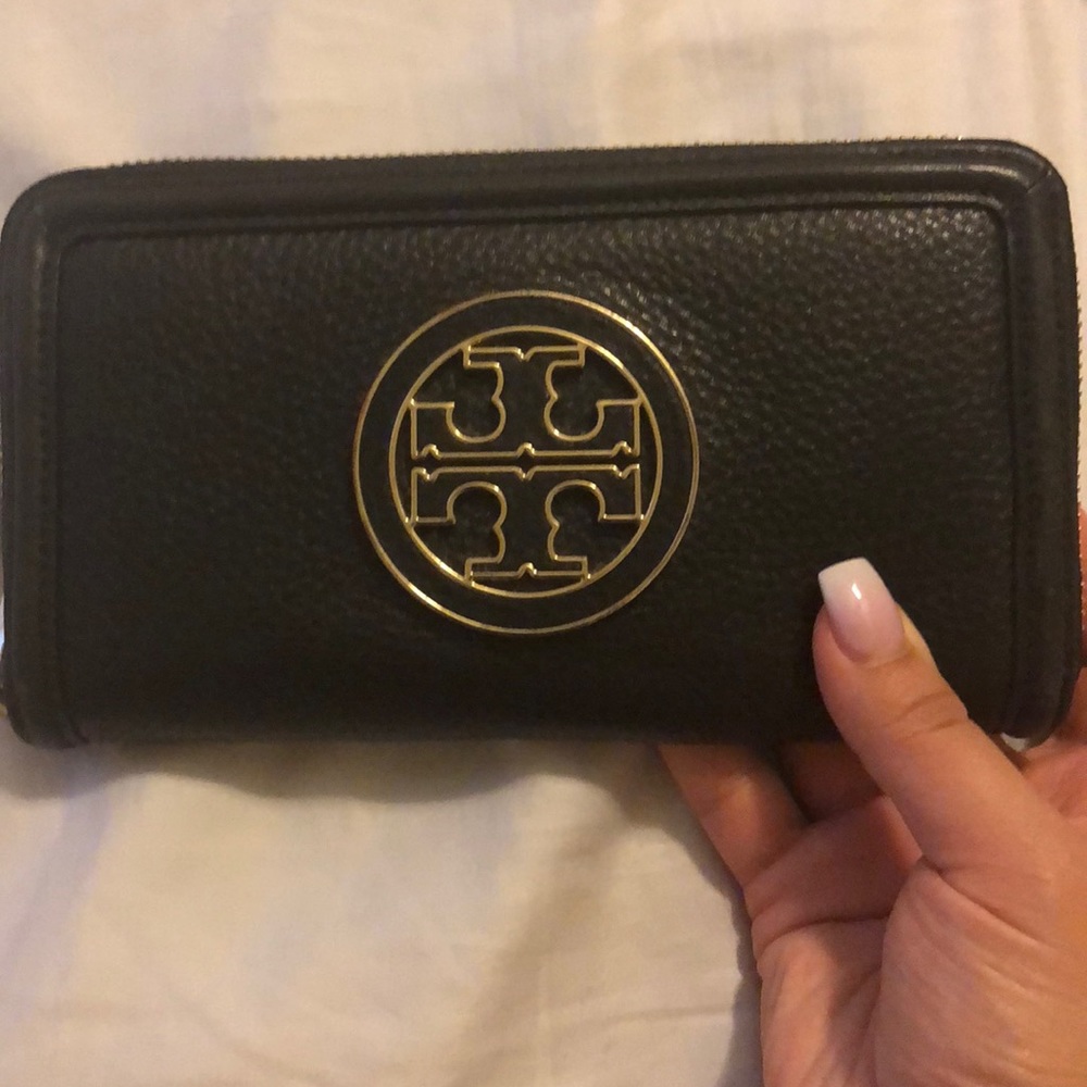 One day Sale! Tory Burch wallet